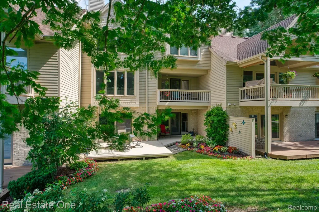 4884 Pine Eagles Court Genoa Township MI 48116