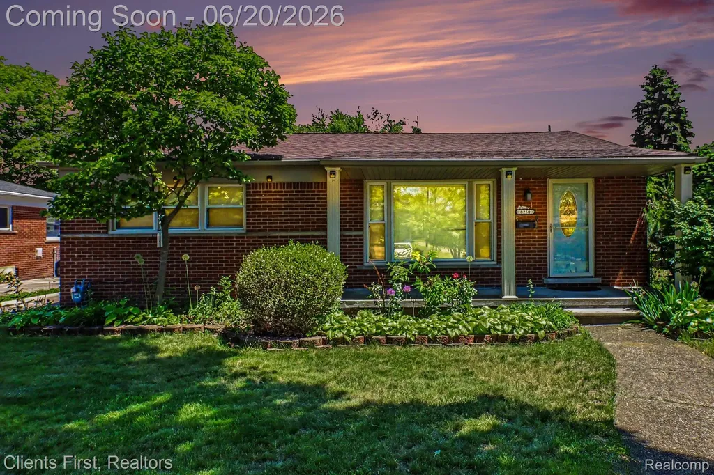 8260 Arnold Street Dearborn Heights City MI 48127