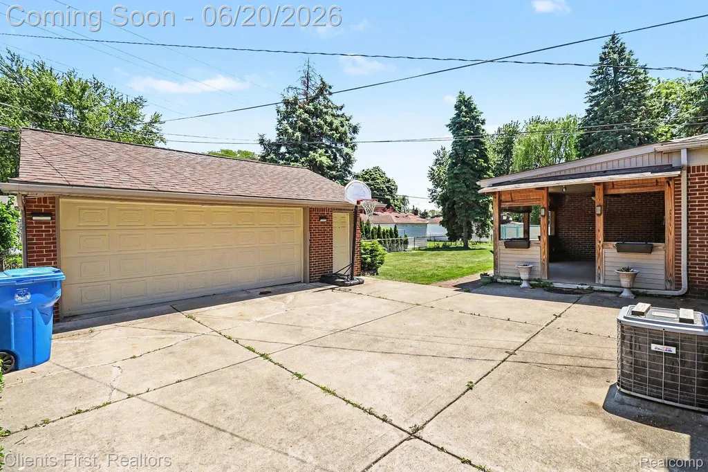8260 Arnold Street Dearborn Heights City MI 48127