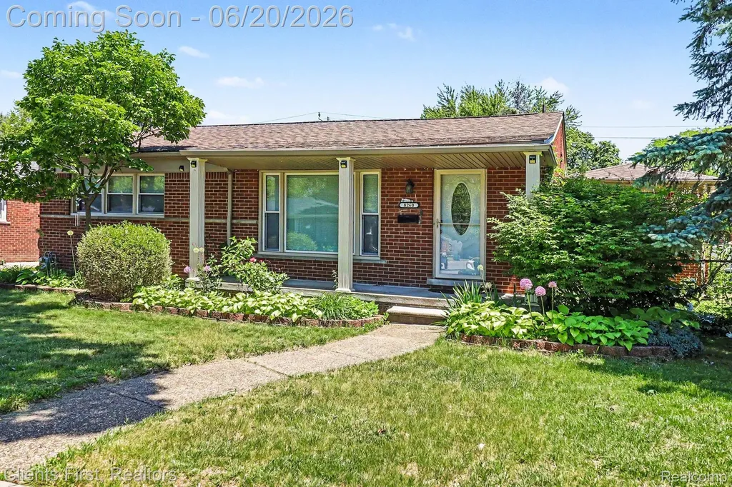 8260 Arnold Street Dearborn Heights City MI 48127
