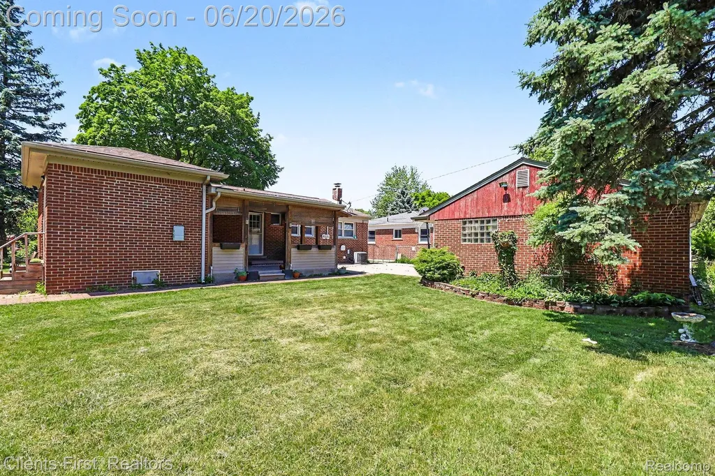 8260 Arnold Street Dearborn Heights City MI 48127