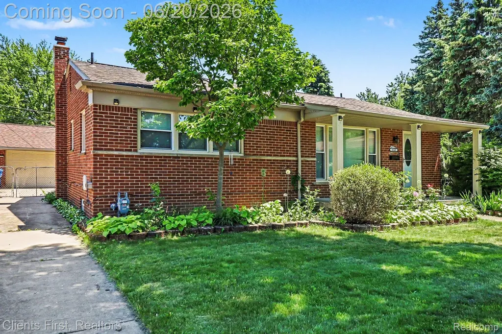 8260 Arnold Street Dearborn Heights City MI 48127