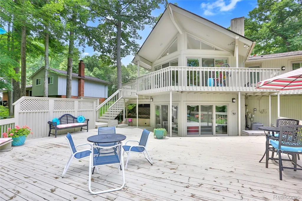 4070 Cross Road White Lake Charter Township MI 48386