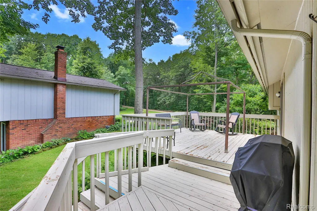 4070 Cross Road White Lake Charter Township MI 48386