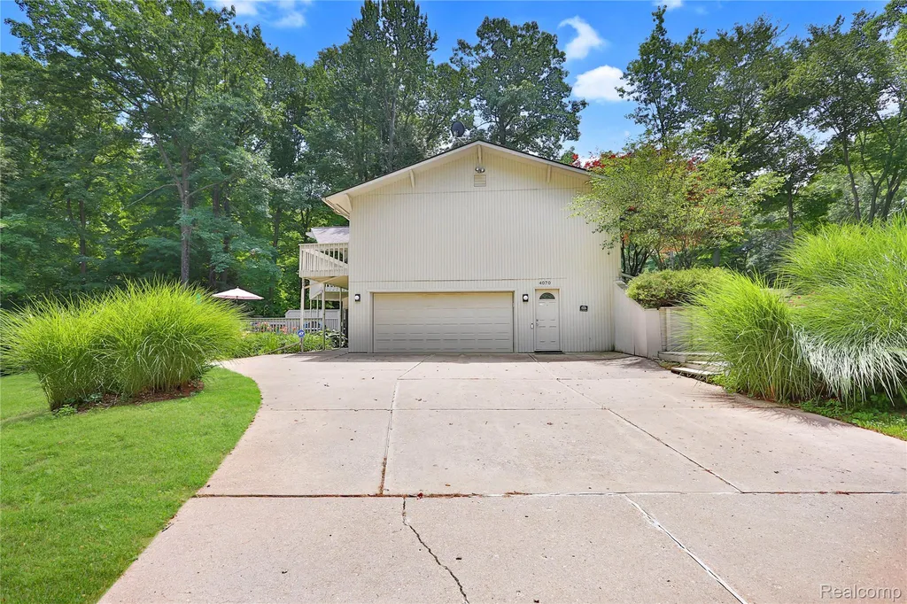 4070 Cross Road White Lake Charter Township MI 48386