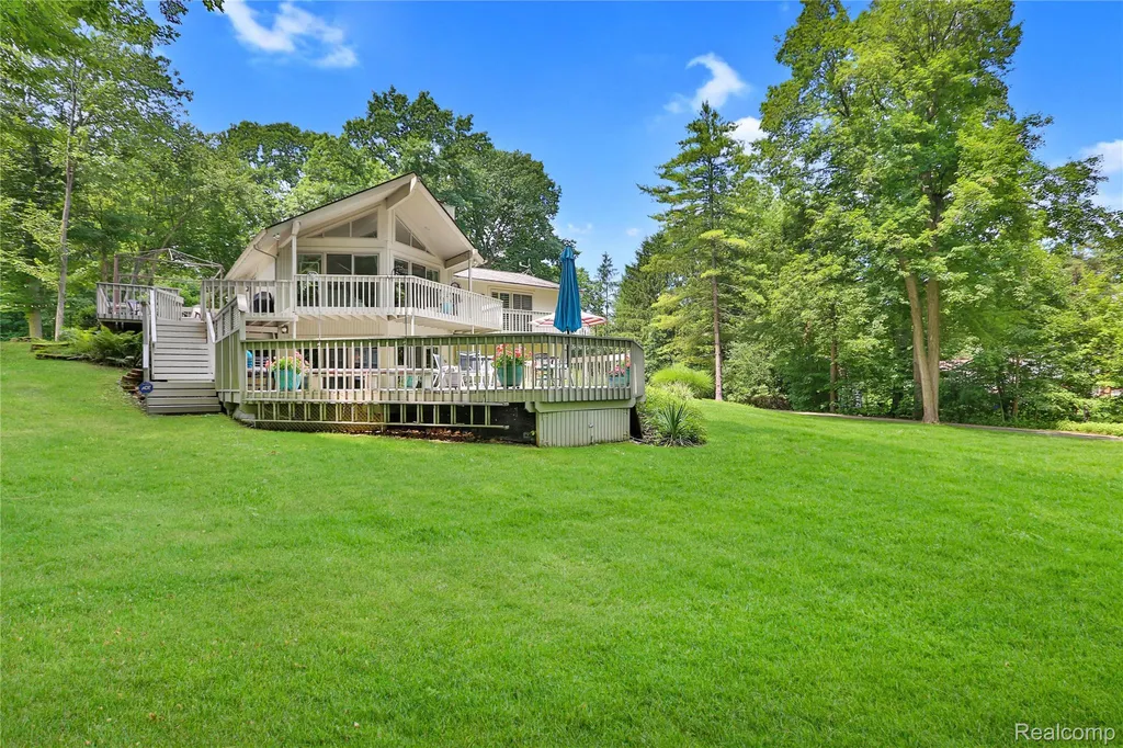 4070 Cross Road White Lake Charter Township MI 48386
