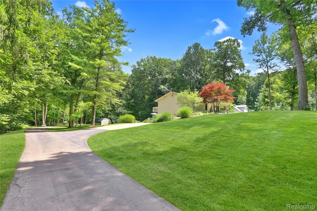 4070 Cross Road White Lake Charter Township MI 48386