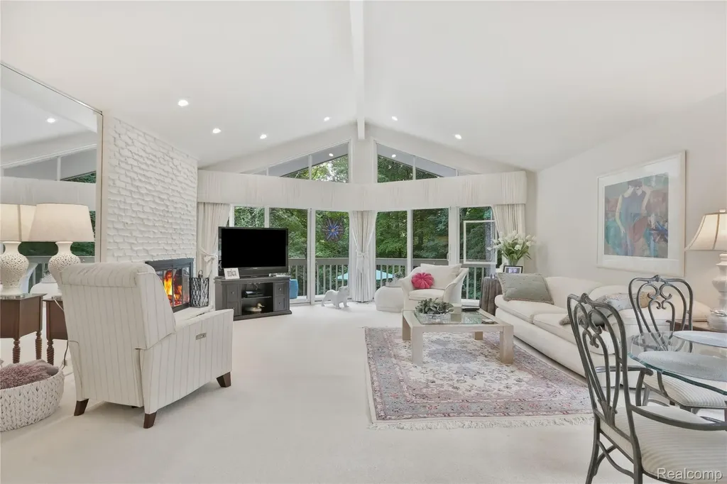4070 Cross Road White Lake Charter Township MI 48386