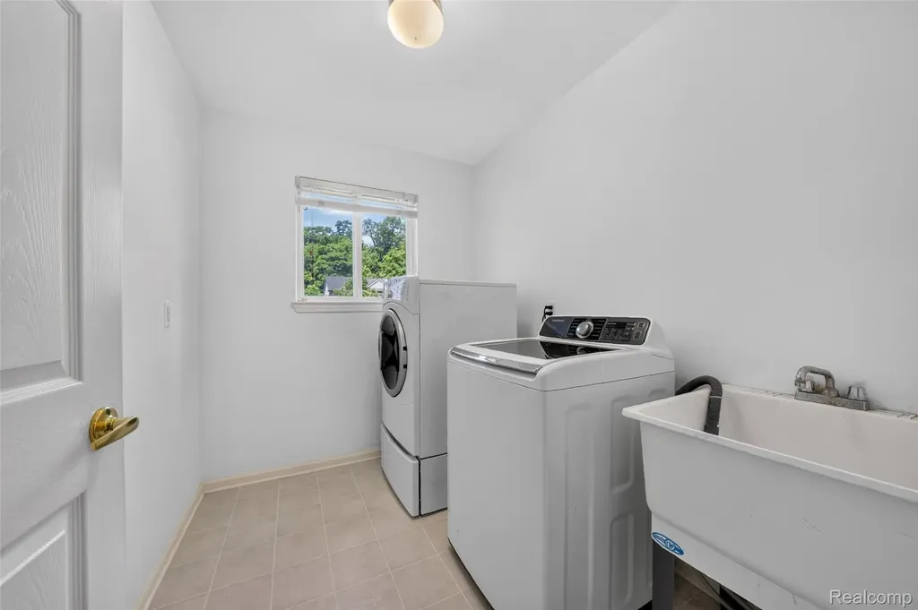 2711 Greenlawn Avenue Commerce Charter Township MI 48382