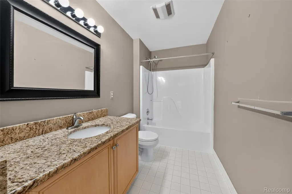 2711 Greenlawn Avenue Commerce Charter Township MI 48382