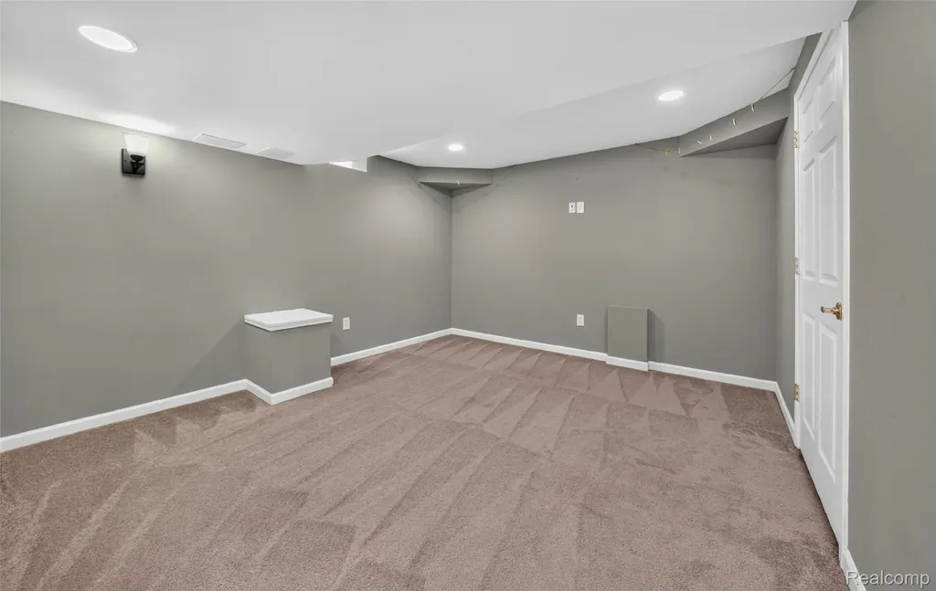 2711 Greenlawn Avenue Commerce Charter Township MI 48382