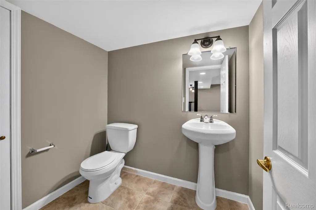 2711 Greenlawn Avenue Commerce Charter Township MI 48382