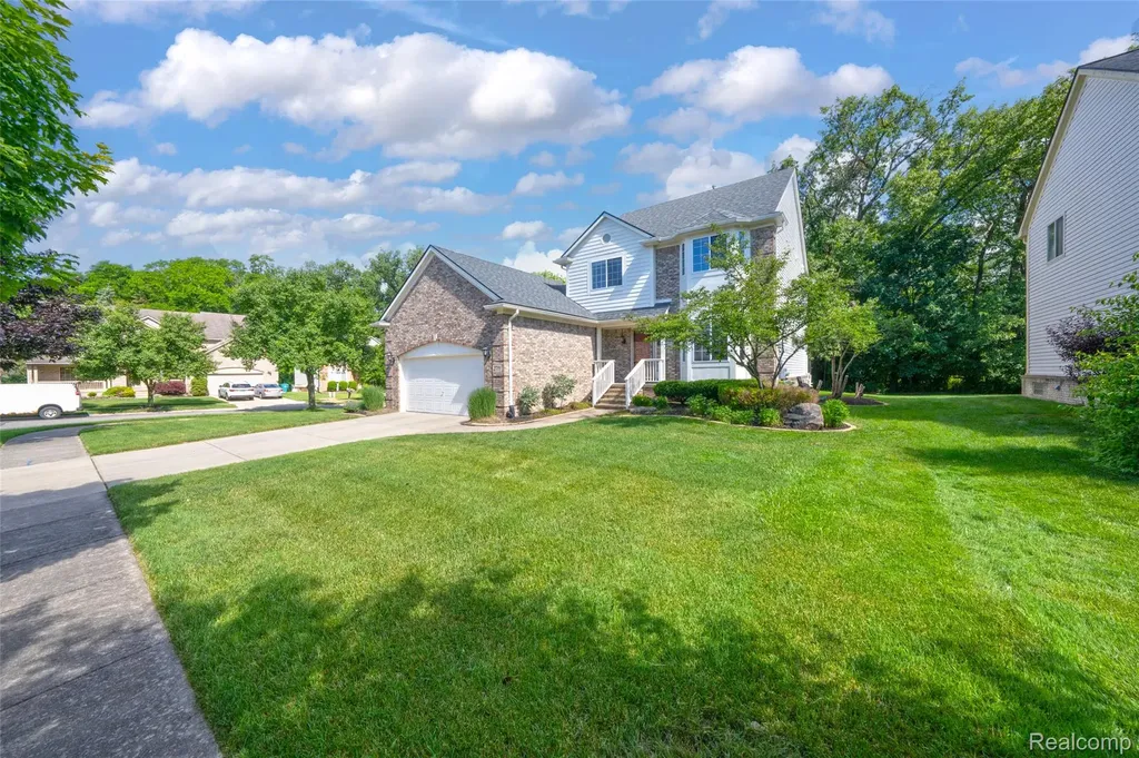 2711 Greenlawn Avenue Commerce Charter Township MI 48382