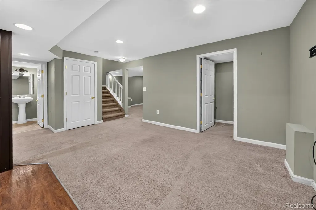 2711 Greenlawn Avenue Commerce Charter Township MI 48382