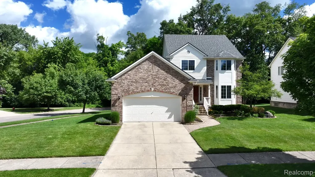 2711 Greenlawn Avenue Commerce Charter Township MI 48382