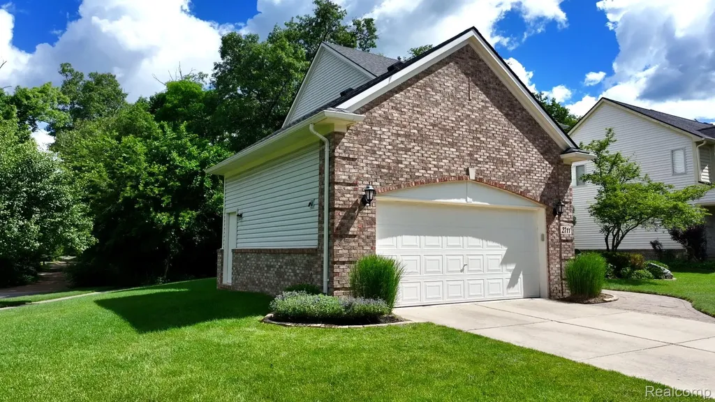 2711 Greenlawn Avenue Commerce Charter Township MI 48382