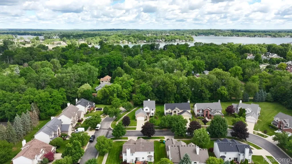 2711 Greenlawn Avenue Commerce Charter Township MI 48382