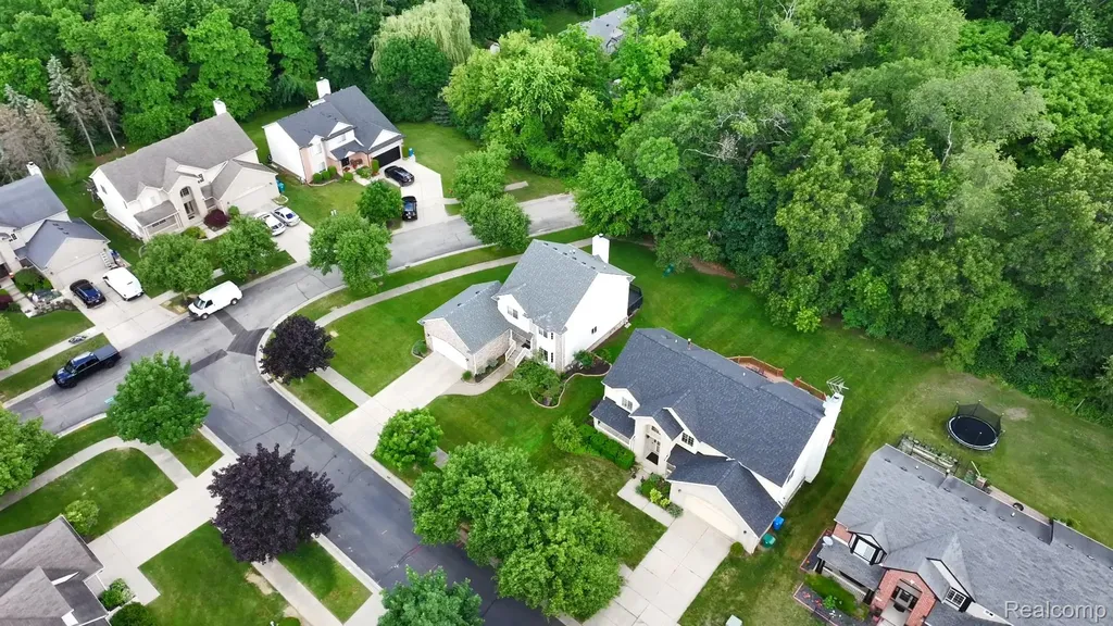 2711 Greenlawn Avenue Commerce Charter Township MI 48382