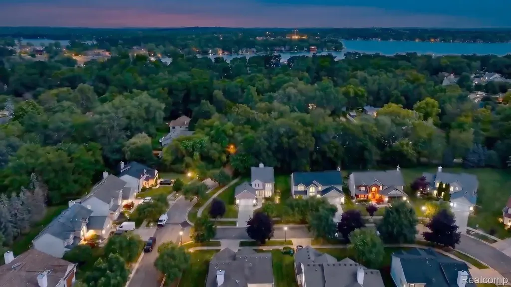 2711 Greenlawn Avenue Commerce Charter Township MI 48382
