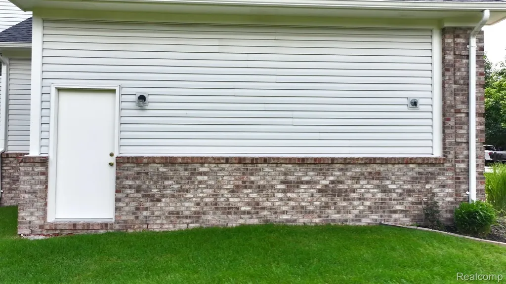 2711 Greenlawn Avenue Commerce Charter Township MI 48382