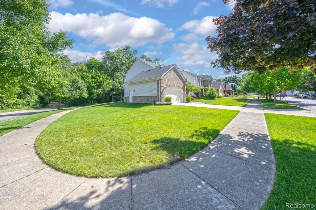 2711 Greenlawn Avenue Commerce Charter Township MI 48382