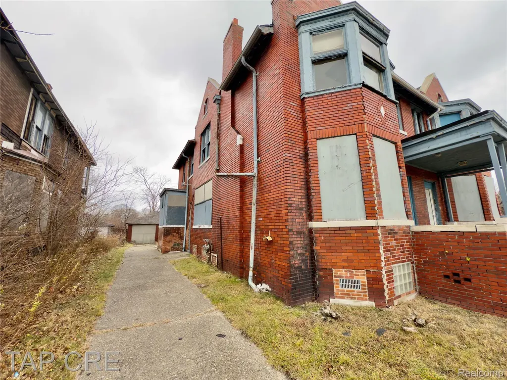 1092 E Grand Boulevard Detroit City MI 48207