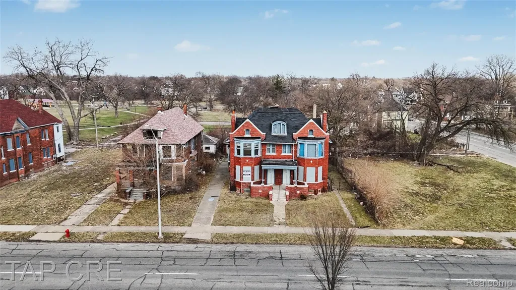 1092 E Grand Boulevard Detroit City MI 48207