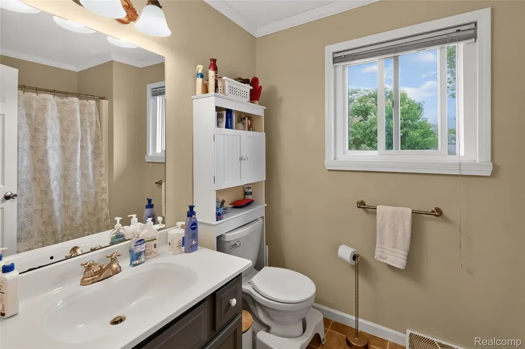 2312 Darwin Lane Saginaw Charter Township MI 48603