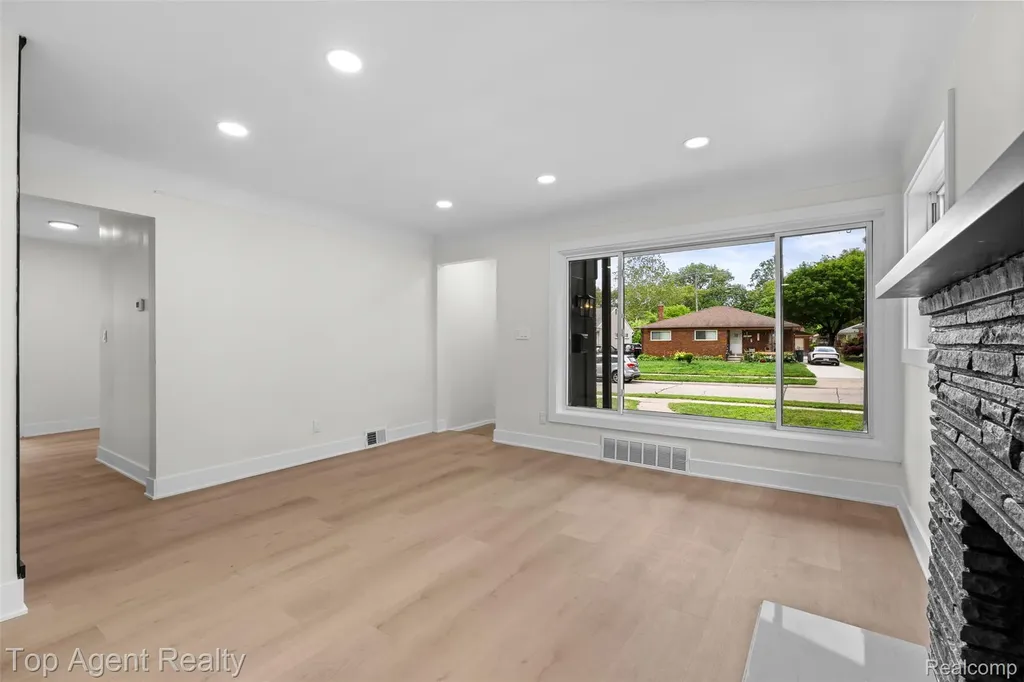 24300 Seneca Street Oak Park City MI 48237