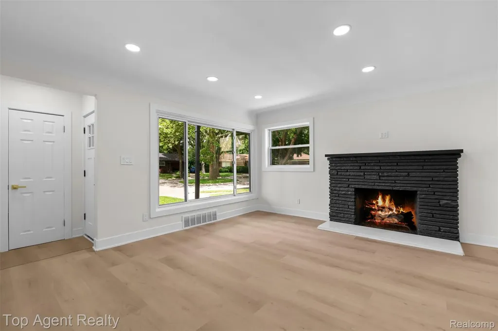 24300 Seneca Street Oak Park City MI 48237