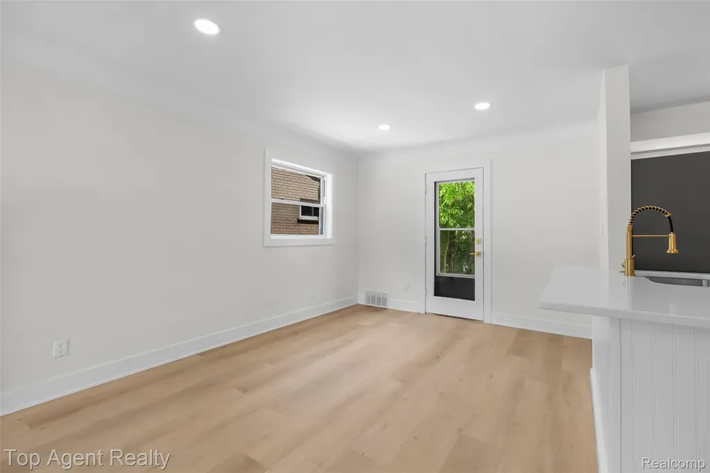 24300 Seneca Street Oak Park City MI 48237