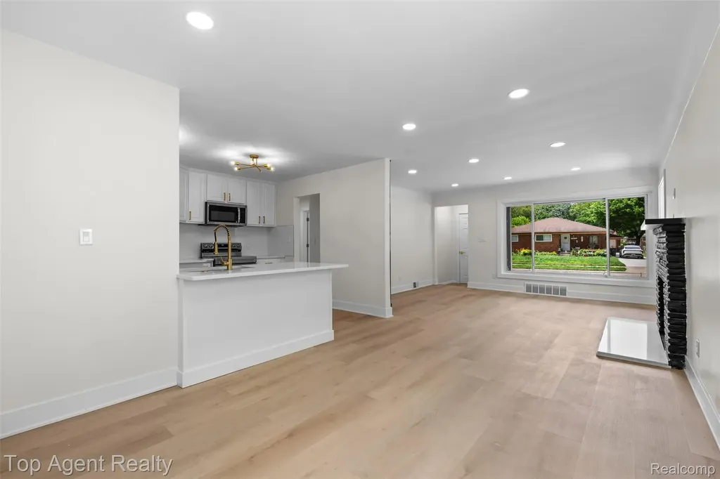 24300 Seneca Street Oak Park City MI 48237