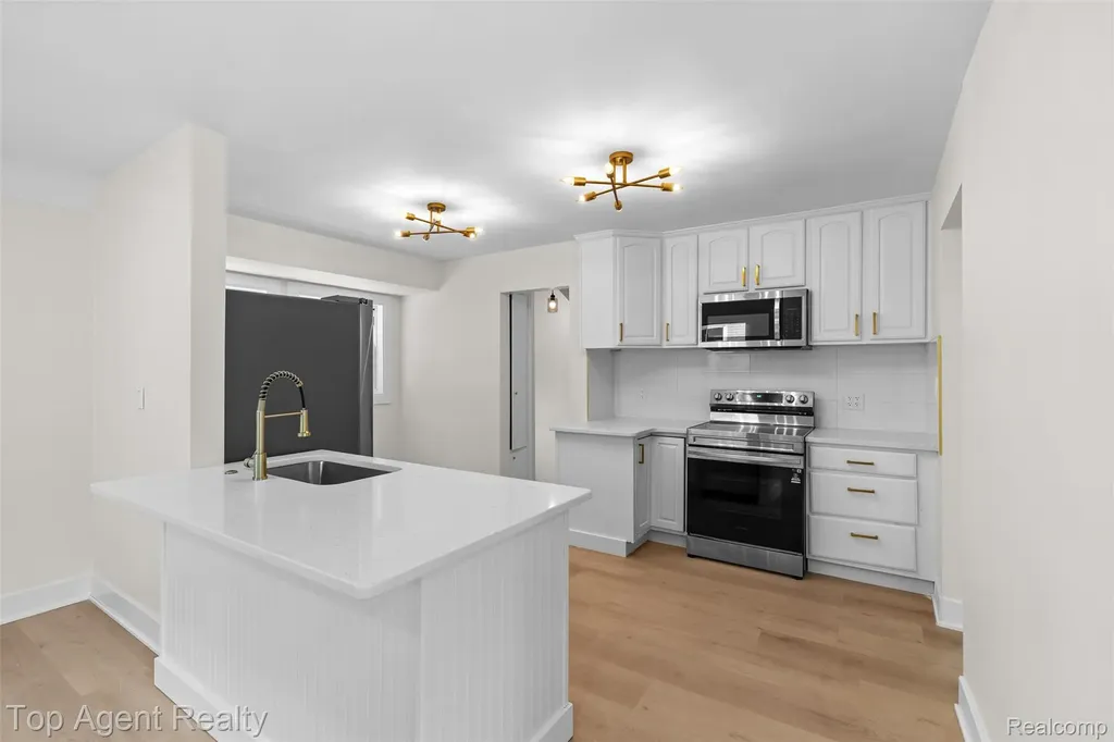 24300 Seneca Street Oak Park City MI 48237