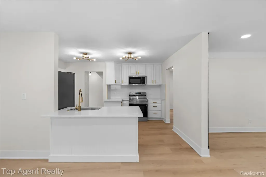 24300 Seneca Street Oak Park City MI 48237