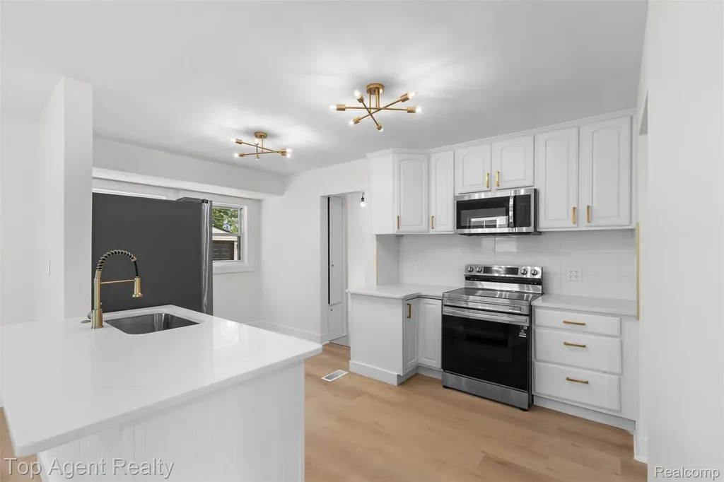 24300 Seneca Street Oak Park City MI 48237
