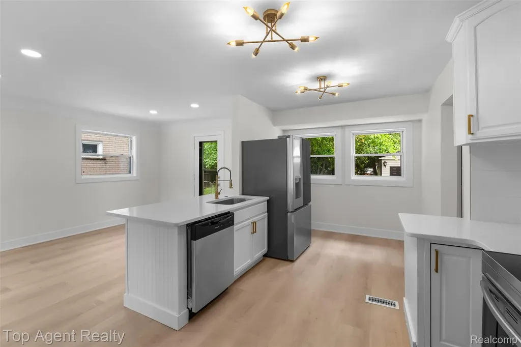 24300 Seneca Street Oak Park City MI 48237