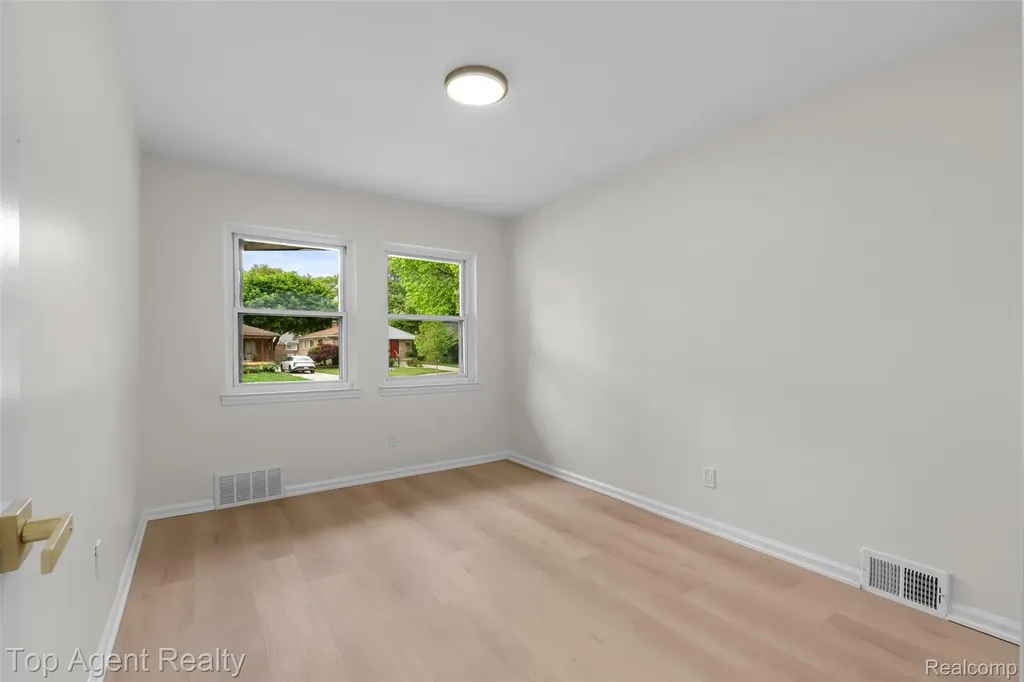 24300 Seneca Street Oak Park City MI 48237