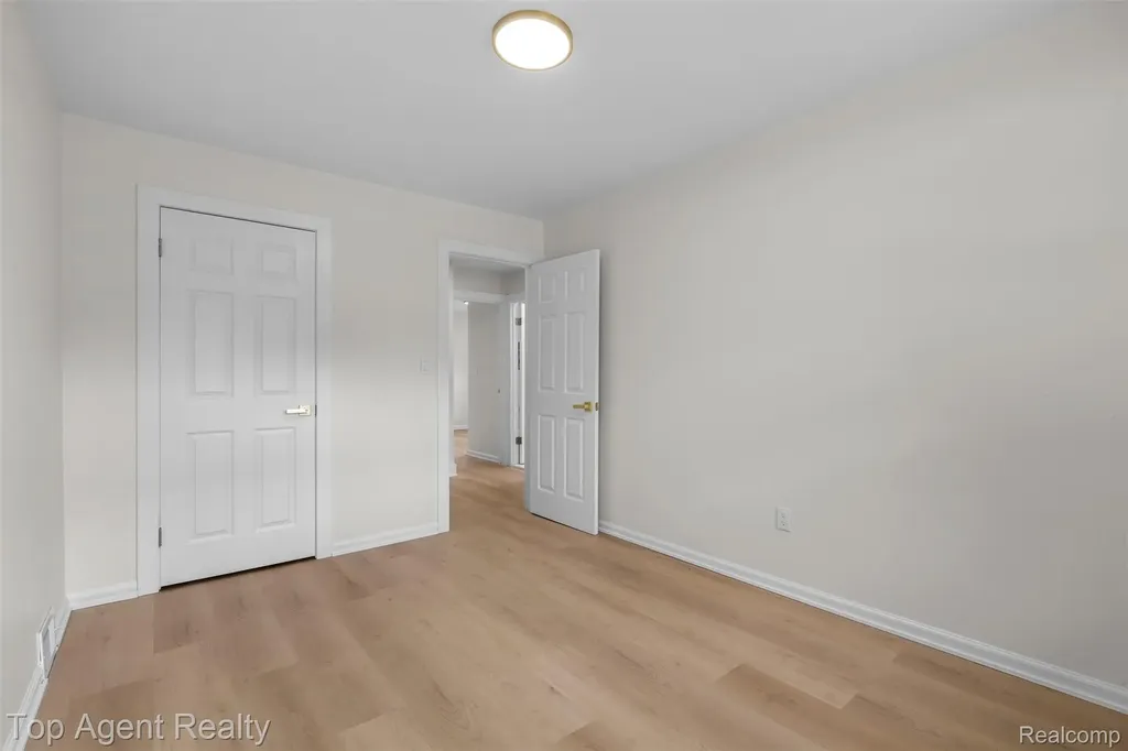 24300 Seneca Street Oak Park City MI 48237