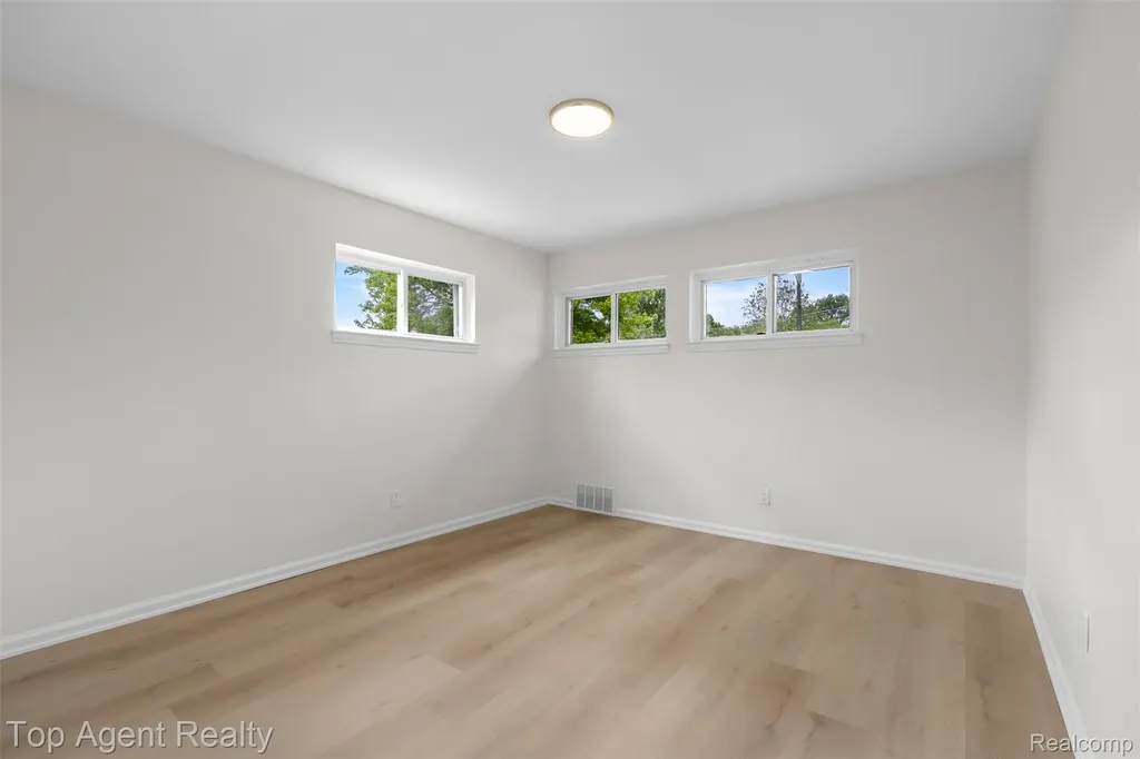 24300 Seneca Street Oak Park City MI 48237