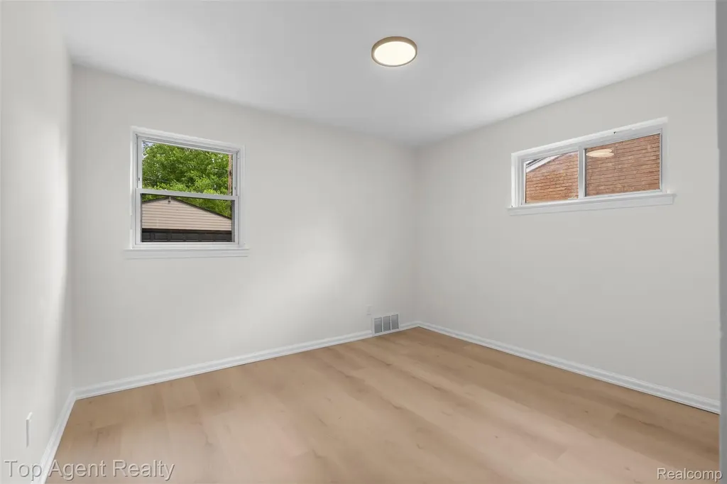 24300 Seneca Street Oak Park City MI 48237