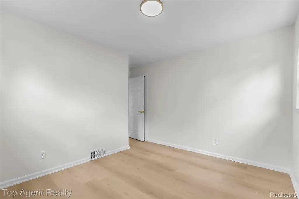 24300 Seneca Street Oak Park City MI 48237