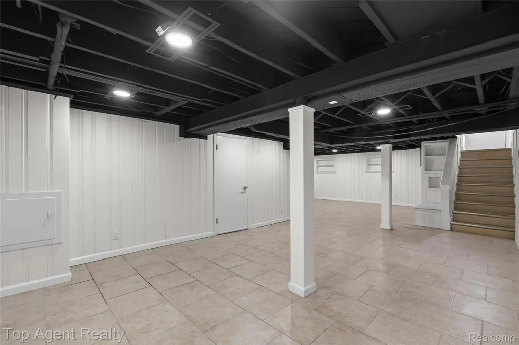 24300 Seneca Street Oak Park City MI 48237