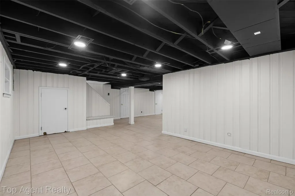 24300 Seneca Street Oak Park City MI 48237