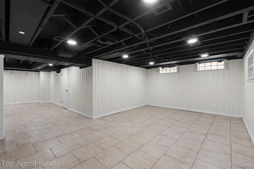 24300 Seneca Street Oak Park City MI 48237