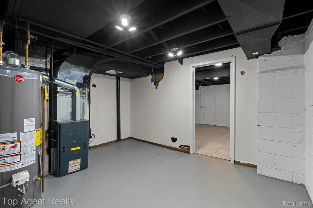 24300 Seneca Street Oak Park City MI 48237