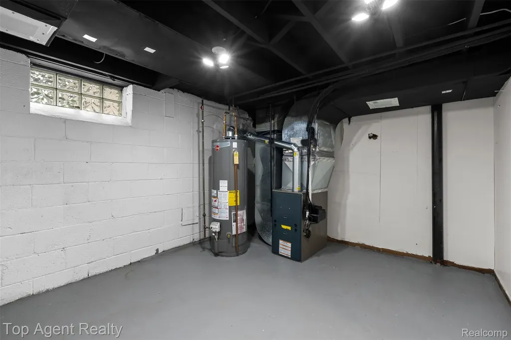 24300 Seneca Street Oak Park City MI 48237