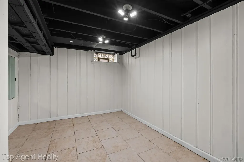 24300 Seneca Street Oak Park City MI 48237