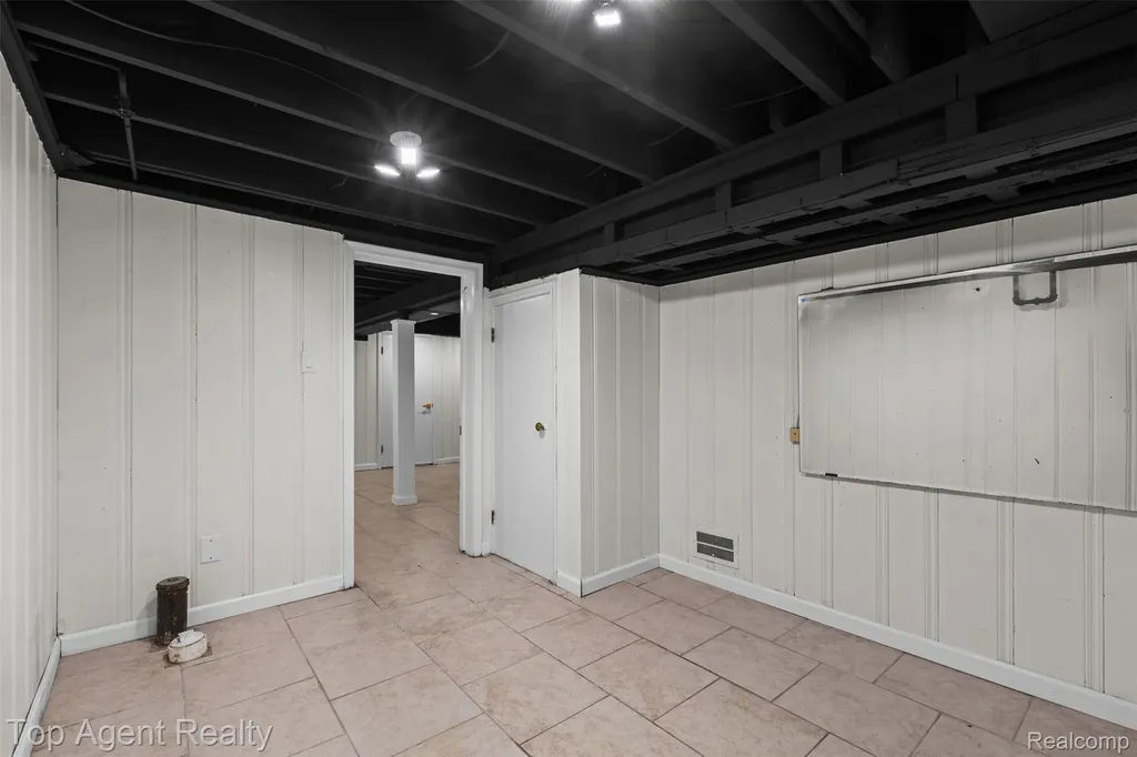 24300 Seneca Street Oak Park City MI 48237
