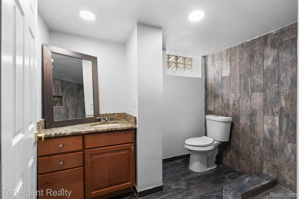 24300 Seneca Street Oak Park City MI 48237