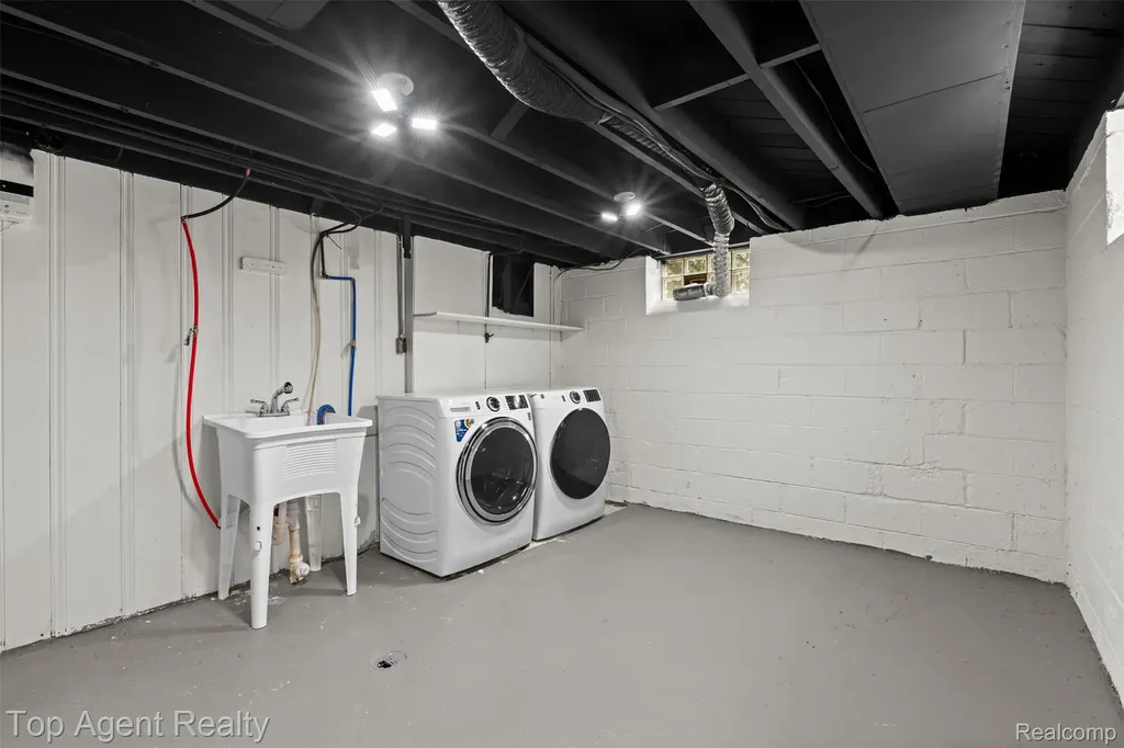 24300 Seneca Street Oak Park City MI 48237